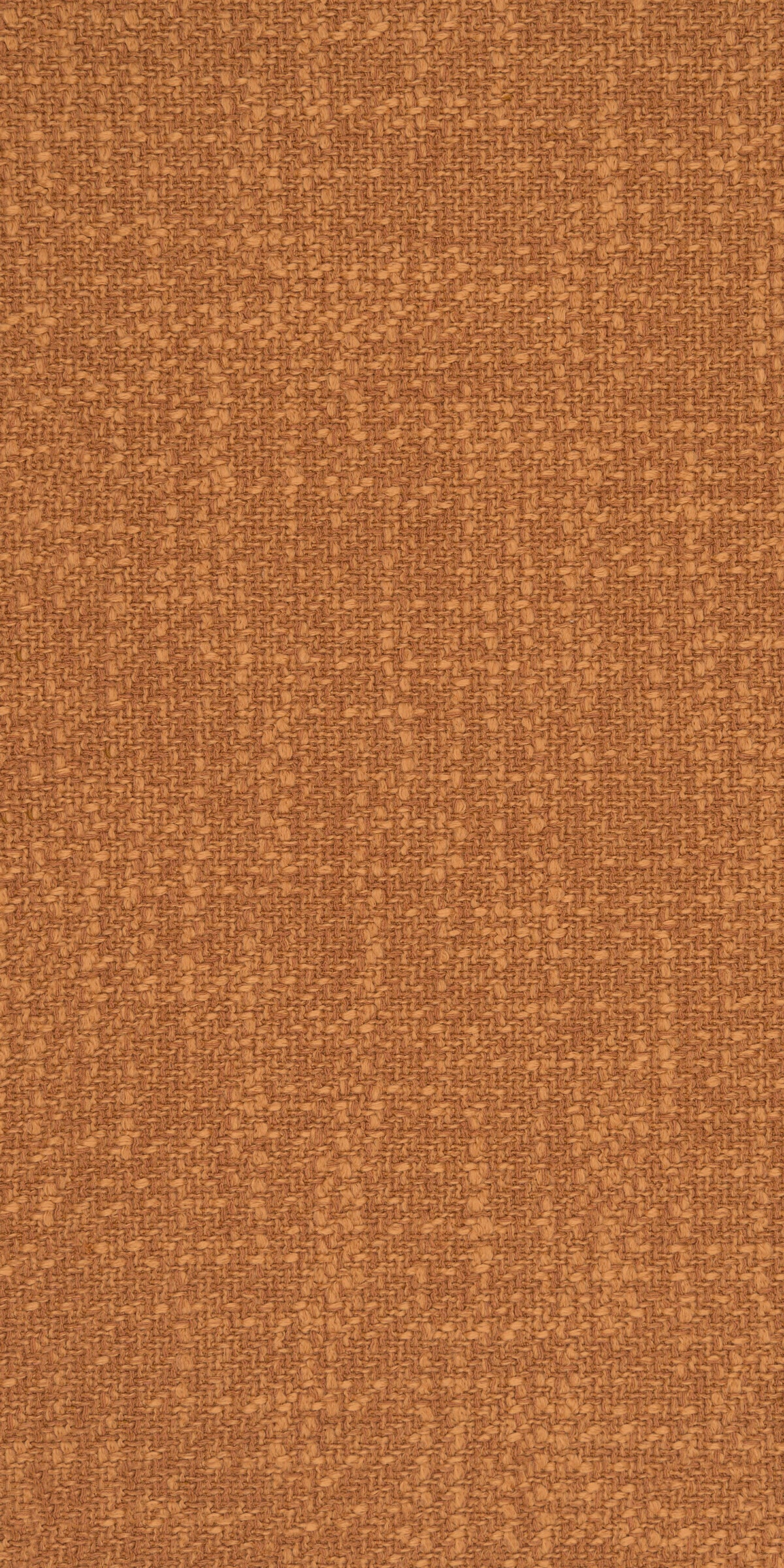 Close-up van een stevige meubelstof met een onregelmatige textuur in een warme, oranjebruine terracotta kleur lichtere met donkere draden die diepte creëren. Trendkleur voor in de herfst van 2025.